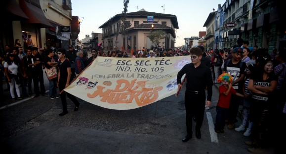 Cientos de alumnos de diferentes instituciones educativas, así como sus marching bands participaron en este colorido desfile.