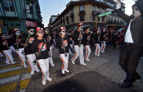 Cientos de alumnos de diferentes instituciones educativas, así como sus marching bands participaron en este colorido desfile.