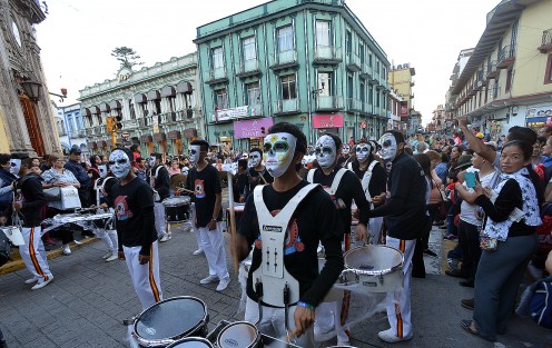 Cientos de alumnos de diferentes instituciones educativas, así como sus marching bands participaron en este colorido desfile.