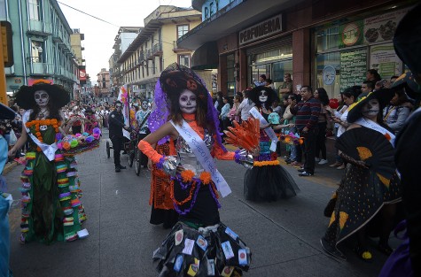 Cientos de alumnos de diferentes instituciones educativas, así como sus marching bands participaron en este colorido desfile.