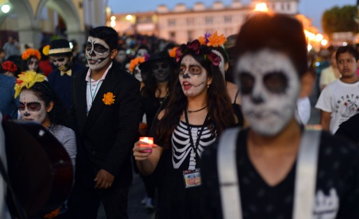 Cientos de alumnos de diferentes instituciones educativas, así como sus marching bands participaron en este colorido desfile. 