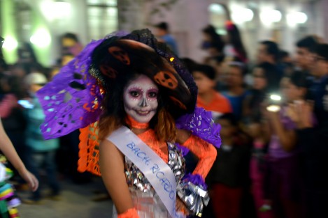 Cientos de alumnos de diferentes instituciones educativas, así como sus marching bands participaron en este colorido desfile. 