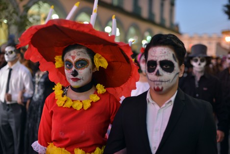 Cientos de alumnos de diferentes instituciones educativas, así como sus marching bands participaron en este colorido desfile. 