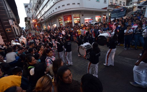 Cientos de alumnos de diferentes instituciones educativas, así como sus marching bands participaron en este colorido desfile. 