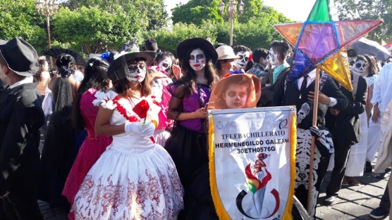 Estudiantes de los Telebachilleratos de la zona Papantla, realizaron una muestra de altares, calaveras y catrinas, evento cuyo objetivo es preservar la celebración del día de muertos, realizado en las instalaciones del parque de la ciudad.