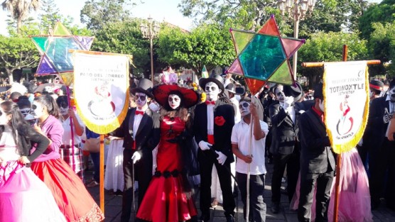 Estudiantes de los Telebachilleratos de la zona Papantla, realizaron una muestra de altares, calaveras y catrinas, evento cuyo objetivo es preservar la celebración del día de muertos, realizado en las instalaciones del parque de la ciudad.