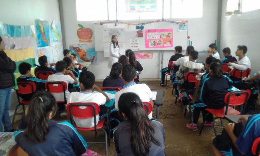 El Sistema DIF Xalapa, a través del área de Servicios Asistenciales, impartió una plática a alumnos de tercer grado de la Escuela Telesecundaria Octavio Paz de la congregación Las Cruces. El personal del organismo asistencial les compartió información sobre la importancia de la higiene personal diaria, salud bucodental y técnicas para el cepillado correcto, así como consejos sobre remedios caseros para evitar la pediculosis o presencia de piojos.

