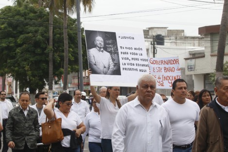 Médicos de la zona conurbada Veracruz-Boca del Río, realizaron una protesta para pedir justicia por el asesinato del doctor David Casanova. Los inconformes mostraron fotografías donde se aprecia al gobernador del estado entregándole un reconocimiento al médico finado.