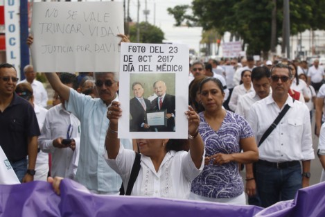Médicos de la zona conurbada Veracruz-Boca del Río, realizaron una protesta para pedir justicia por el asesinato del doctor David Casanova. Los inconformes mostraron fotografías donde se aprecia al gobernador del estado entregándole un reconocimiento al médico finado.