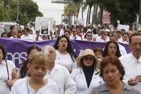 Médicos de la zona conurbada Veracruz-Boca del Río, realizaron una protesta para pedir justicia por el asesinato del doctor David Casanova. Los inconformes mostraron fotografías donde se aprecia al gobernador del estado entregándole un reconocimiento al médico finado.