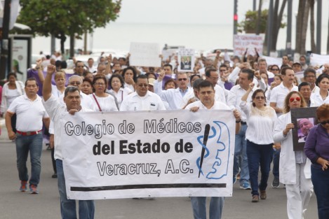 Médicos de la zona conurbada Veracruz-Boca del Río, realizaron una protesta para pedir justicia por el asesinato del doctor David Casanova. Los inconformes mostraron fotografías donde se aprecia al gobernador del estado entregándole un reconocimiento al médico finado.
