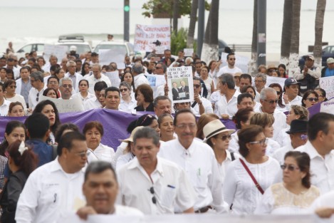 Médicos de la zona conurbada Veracruz-Boca del Río, realizaron una protesta para pedir justicia por el asesinato del doctor David Casanova. Los inconformes mostraron fotografías donde se aprecia al gobernador del estado entregandole un reconocimiento al médico finado.