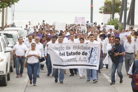 Médicos de la zona conurbada Veracruz-Boca del Río, realizaron una protesta para pedir justicia por el asesinato del doctor David Casanova. Los inconformes mostraron fotografías donde se aprecia al gobernador del estado entregandole un reconocimiento al médico finado.