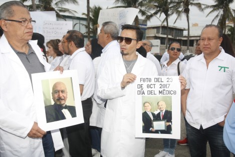 Médicos de la zona conurbada Veracruz-Boca del Río, realizaron una protesta para pedir justicia por el asesinato del doctor David Casanova. Los inconformes mostraron fotografías donde se aprecia al gobernador del estado entregandole un reconocimiento al médico finado.