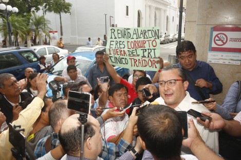 El dirigente estatal del PRI, Renato Alarcón Guevara, fue recibido con una protesta cuando arribó a una reunión con taxistas en la ciudad de Veracruz. Piden su renuncia al cargo.