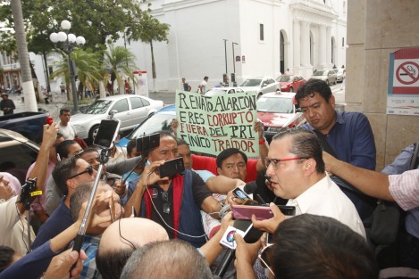El dirigente estatal del PRI, Renato Alarcón Guevara, fue recibido con una protesta cuando arribó a una reunión con taxistas en la ciudad de Veracruz. Piden su renuncia al cargo.