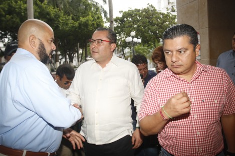 El dirigente estatal del PRI en Veracruz, Renato Alarcón Guevara, aseguró que se considerará a todos los militantes que aspiren a una candidatura para los próximos comicios. Los más sonados al momento son José Yunes y Héctor Yunes. 