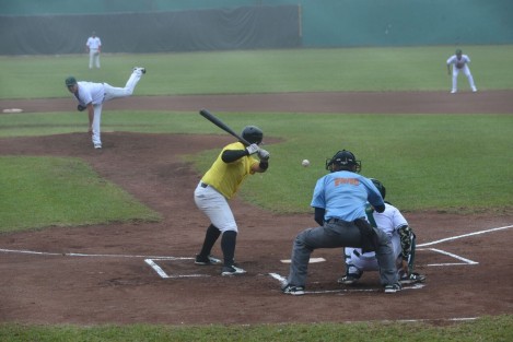 Este domingo, en el Parque Deportivo Colón, el equipo Cafeteros de Coatepec se llevó el segundo de la serie al vencer cinco carreras a tres a los Chileros de Xalapa, en el arranque de la temporada 2017-2018 de la Liga Veracruzana Estatal de Beisbol (LVEB).