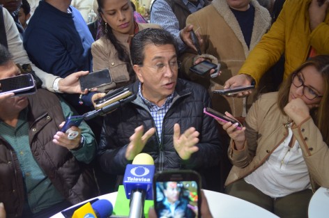 El Senador veracruzano Hector Yunes Landa en conferencia de prensa aseguró que ni él ni su primo Pepe tengan secuestrado al Partido Revolucionario, descartando la posibilidad de un pacto para quedar ellos como únicos aspirantes a la gubernatura, por lo que pide hacer encuestas entre la militancia y decidir por la mejor propuesta.