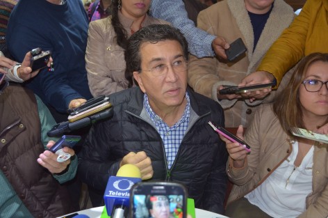 El Senador veracruzano Hector Yunes Landa en conferencia de prensa aseguró que ni él ni su primo Pepe tengan secuestrado al Partido Revolucionario, descartando la posibilidad de un pacto para quedar ellos como únicos aspirantes a la gubernatura, por lo que pide hacer encuestas entre la militancia y decidir por la mejor propuesta.