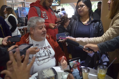 El dirigente estatal de Morena, Manuel Huerta Ladrón de Guevara, respondió a la pregunta del diputado Sergio Hernández, quien ayer llevó a mujeres a la Plaza Lerdo a exponer manualidades elaboradas en sus recién abiertas casas de gestión, que la forma en que diputados de Morena destinan sus recursos para gestiones, aparecen en sus páginas de Internet. 
