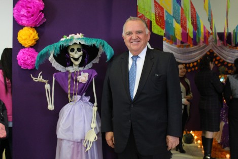 Magistrados del Poder Judicial acudieron a la inauguración del altar de muertos que personal de esta dependencia colocó para homenajear a quienes se adelantaron en el camino, por lo que se colocaron fotos de los Magistrados fallecidos y recordarlos en estas fiestas.