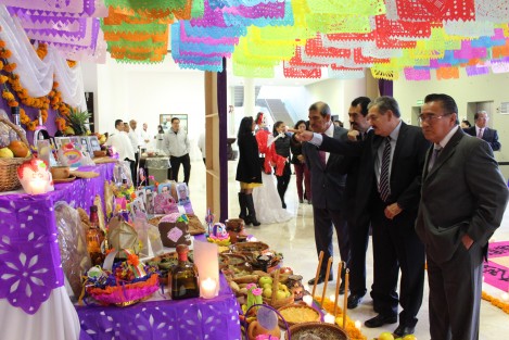 Magistrados del Poder Judicial acudieron a la inauguración del altar de muertos que personal de esta dependencia colocó para homenajear a quienes se adelantaron en el camino, por lo que se colocaron fotos de los Magistrados fallecidos y recordarlos en estas fiestas.