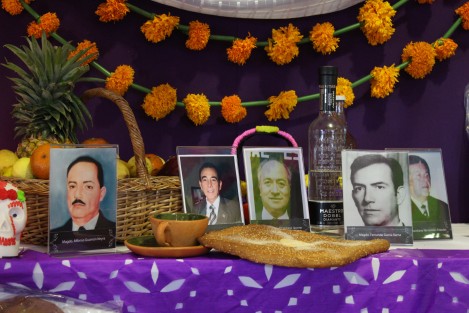 Magistrados del Poder Judicial acudieron a la inauguración del altar de muertos que personal de esta dependencia colocó para homenajear a quienes se adelantaron en el camino, por lo que se colocaron fotos de los Magistrados fallecidos y recordarlos en estas fiestas.