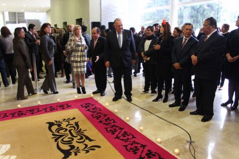 Magistrados del Poder Judicial acudieron a la inauguración del altar de muertos que personal de esta dependencia colocó para homenajear a quienes se adelantaron en el camino, por lo que se colocaron fotos de los Magistrados fallecidos y recordarlos en estas fiestas.