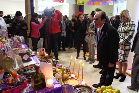 Magistrados del Poder Judicial acudieron a la inauguración del altar de muertos que personal de esta dependencia colocó para homenajear a quienes se adelantaron en el camino, por lo que se colocaron fotos de los Magistrados fallecidos y recordarlos en estas fiestas.