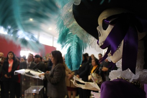 Magistrados del Poder Judicial acudieron a la inauguración del altar de muertos que personal de esta dependencia colocó para homenajear a quienes se adelantaron en el camino, por lo que se colocaron fotos de los Magistrados fallecidos y recordarlos en estas fiestas.