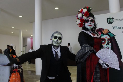 Magistrados del Poder Judicial acudieron a la inauguración del altar de muertos que personal de esta dependencia colocó para homenajear a quienes se adelantaron en el camino, por lo que se colocaron fotos de los Magistrados fallecidos y recordarlos en estas fiestas.