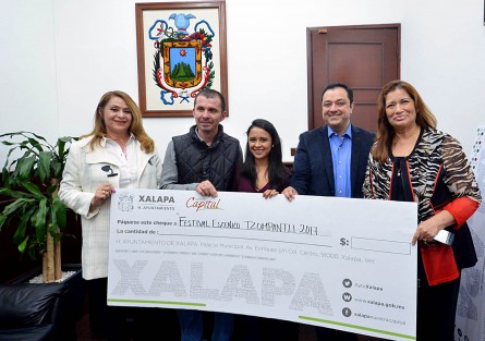 Como muestra de su apoyo a la realización de eventos culturales en la capital veracruzana, Zúñiga Martínez entregó una ayuda para la realización del Festival Escénico para Vivos y Muertos Tzompantli, que se realizará en distintas sedes de la capital veracruzana.
