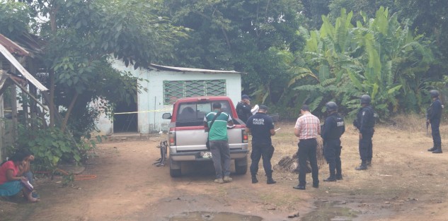 Sergio Aguirre Román de 37 años de edad, de profesión contador público, fue asesinado a mansalva cuando se encontraba en el interior de su vivienda ubicada en la Calle Matamoros entre 2 de abril y Nicolás Bravos de la Colonia Centro de Isla, Ver. 
