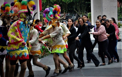 Tradiciones modificadas. Los tocotines se presentaron en el Congreso del Estado, pero además de sus tradicionales danzas, invitaron a los presentes a bailar La Vívora de la Mar y otras melodías populares. 