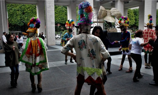 Tradiciones modificadas. Los tocotines se presentaron en el Congreso del Estado, pero además de sus tradicionales danzas, invitaron a los presentes a bailar La Vívora de la Mar y otras melodías populares. 