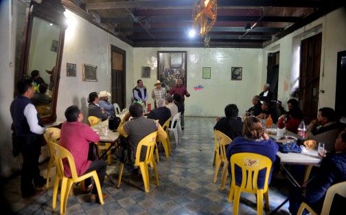 Periodistas Unidos de Coatepec encabezados por Alfonso Mora Chama presentaron las tradicionales calaveras literarias, dedicadas a personajes de Coatepec y la región.