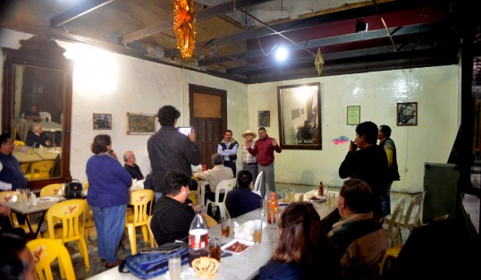 Periodistas Unidos de Coatepec encabezados por Alfonso Mora Chama presentaron las tradicionales calaveras literarias, dedicadas a personajes de Coatepec y la región.