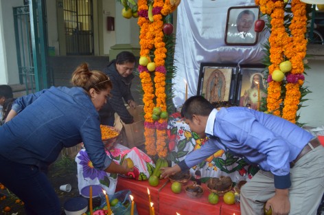 Maestros agremiados a la Sección 32 del SNTE instalaronen el Palacio Municipal de Xalapa, altares por las festividades de Día de muertos, siendo el principal homenajeado el extinto líder Juan Nicolás Callejas, ya que en cada altar se colocó una fotografía del líder magisterial, también realizaron bailes de la zona norte y repartieron tamale, atole y pan a los asistentes.