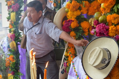 Maestros agremiados a la Sección 32 del SNTE instalaronen el Palacio Municipal de Xalapa, altares por las festividades de Día de muertos, siendo el principal homenajeado el extinto líder Juan Nicolás Callejas, ya que en cada altar se colocó una fotografía del líder magisterial, también realizaron bailes de la zona norte y repartieron tamale, atole y pan a los asistentes.
