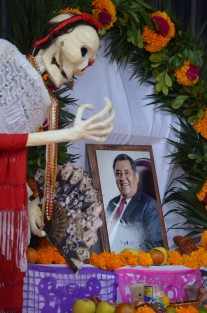 Maestros agremiados a la Sección 32 del SNTE instalaronen el Palacio Municipal de Xalapa, altares por las festividades de Día de muertos, siendo el principal homenajeado el extinto líder Juan Nicolás Callejas, ya que en cada altar se colocó una fotografía del líder magisterial, también realizaron bailes de la zona norte y repartieron tamale, atole y pan a los asistentes.