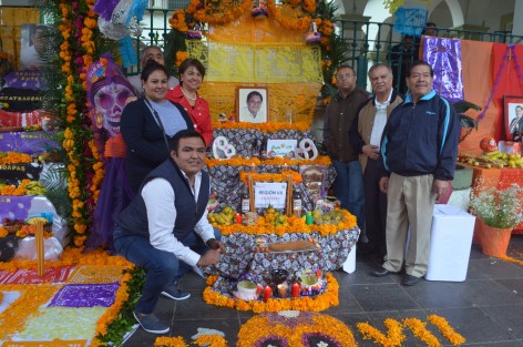 Maestros agremiados a la Sección 32 del SNTE instalaronen el Palacio Municipal de Xalapa, altares por las festividades de Día de muertos, siendo el principal homenajeado el extinto líder Juan Nicolás Callejas, ya que en cada altar se colocó una fotografía del líder magisterial, también realizaron bailes de la zona norte y repartieron tamale, atole y pan a los asistentes.