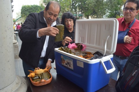 Maestros agremiados a la Sección 32 del SNTE instalaronen el Palacio Municipal de Xalapa, altares por las festividades de Día de muertos, siendo el principal homenajeado el extinto líder Juan Nicolás Callejas, ya que en cada altar se colocó una fotografía del líder magisterial, también realizaron bailes de la zona norte y repartieron tamale, atole y pan a los asistentes.