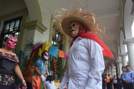 Maestros agremiados a la Sección 32 del SNTE instalaronen el Palacio Municipal de Xalapa, altares por las festividades de Día de muertos, siendo el principal homenajeado el extinto líder Juan Nicolás Callejas, ya que en cada altar se colocó una fotografía del líder magisterial, también realizaron bailes de la zona norte y repartieron tamale, atole y pan a los asistentes.