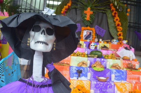 Maestros agremiados a la Sección 32 del SNTE instalaronen el Palacio Municipal de Xalapa, altares por las festividades de Día de muertos, siendo el principal homenajeado el extinto líder Juan Nicolás Callejas, ya que en cada altar se colocó una fotografía del líder magisterial, también realizaron bailes de la zona norte y repartieron tamale, atole y pan a los asistentes.
