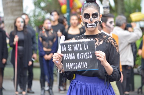 Jóvenes estudiantes de la Facultad de Danza de la UV, realizaron un performance en diversos puntos del centro de la capital,  donde se hacía participar a los transeúntes quienes entregaban pancartas con diversas leyendas como Ni una más, No se mata la verdad matando periodistas o Prohibido olvidar, con la finalidad de reflexionar sobre la muerte tan presente en estos últimos años en la entidad. 