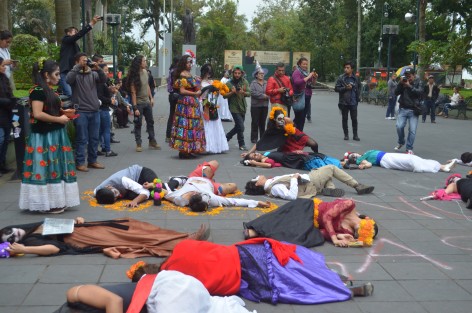 Jóvenes estudiantes de la Facultad de Danza de la UV, realizaron un performance en diversos puntos del centro de la capital,  donde se hacía participar a los transeúntes quienes entregaban pancartas con diversas leyendas como Ni una más, No se mata la verdad matando periodistas o Prohibido olvidar, con la finalidad de reflexionar sobre la muerte tan presente en estos últimos años en la entidad. 