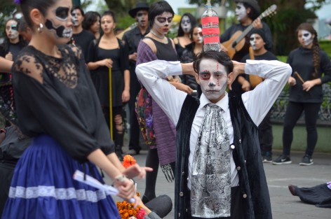Jóvenes estudiantes de la Facultad de Danza de la UV, realizaron un performance en diversos puntos del centro de la capital,  donde se hacía participar a los transeúntes quienes entregaban pancartas con diversas leyendas como Ni una más, No se mata la verdad matando periodistas o Prohibido olvidar, con la finalidad de reflexionar sobre la muerte tan presente en estos últimos años en la entidad. 