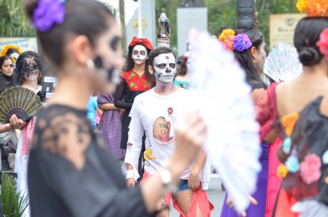 Jóvenes estudiantes de la Facultad de Danza de la UV, realizaron un performance en diversos puntos del centro de la capital,  donde se hacía participar a los transeúntes quienes entregaban pancartas con diversas leyendas como Ni una más, No se mata la verdad matando periodistas o Prohibido olvidar, con la finalidad de reflexionar sobre la muerte tan presente en estos últimos años en la entidad. 