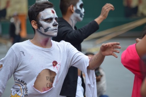 Jóvenes estudiantes de la Facultad de Danza de la UV, realizaron un performance en diversos puntos del centro de la capital,  donde se hacía participar a los transeúntes quienes entregaban pancartas con diversas leyendas como Ni una más, No se mata la verdad matando periodistas o Prohibido olvidar, con la finalidad de reflexionar sobre la muerte tan presente en estos últimos años en la entidad. 